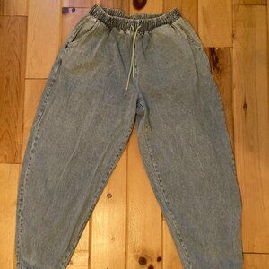 Red Sky Carrot Jeans in Light Wash Denim Size L